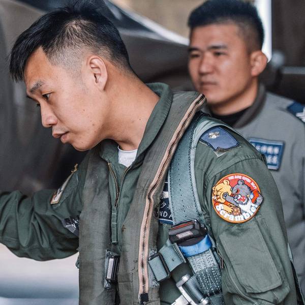 Das Foto zeigt zwei taiwanesische Kampfpiloten, ein Aufnäher gegen Xi Jinping hat das Foto berühmt gemacht.