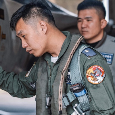 Das Foto zeigt zwei taiwanesische Kampfpiloten, ein Aufnäher gegen Xi Jinping hat das Foto berühmt gemacht.