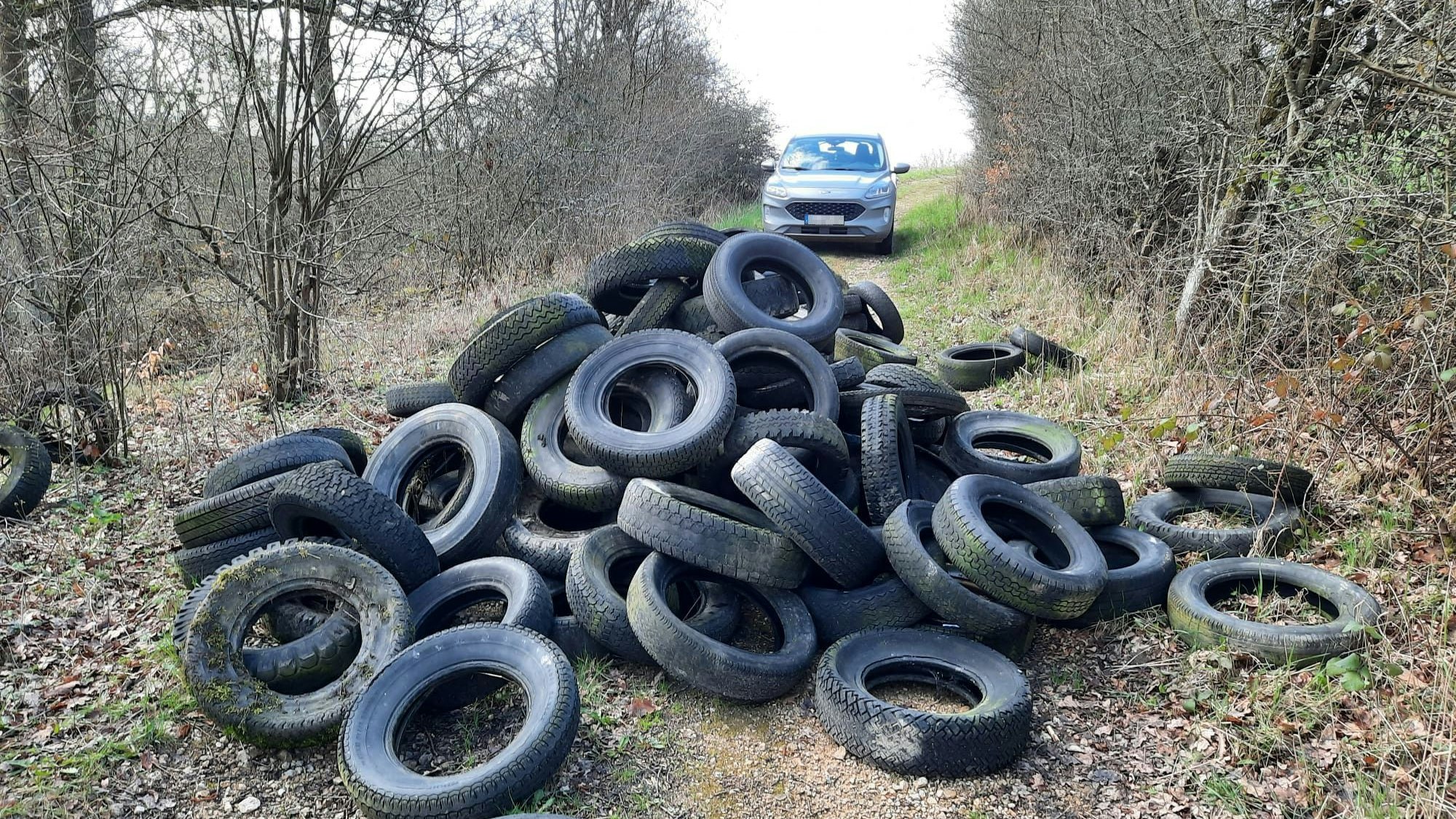 Ein großer Berg Altreifen wurde bei Hilterscheid entsorgt.