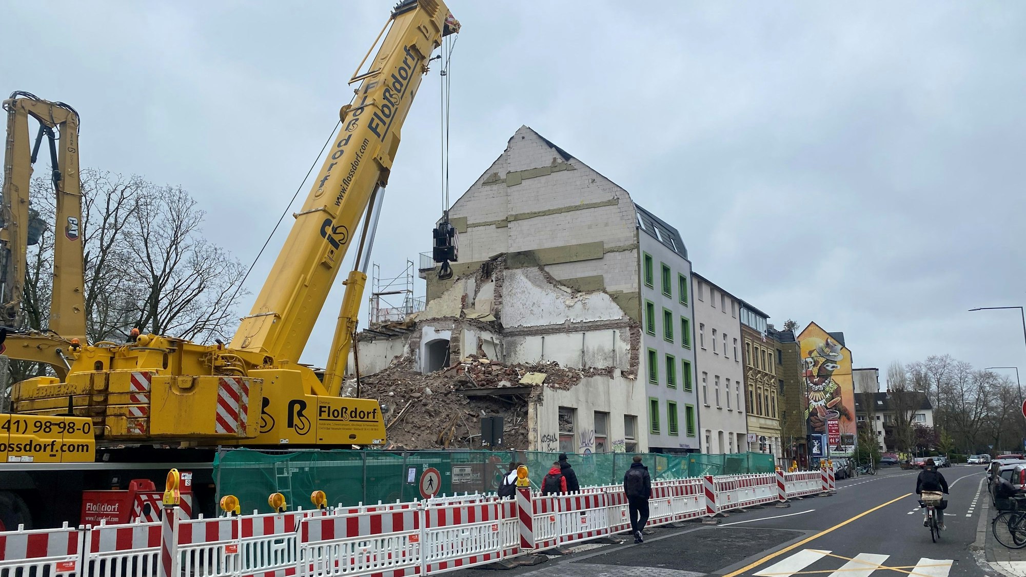 Ein Abrissbagger hat das Gebäude der Rheinischen Musikschule an der Vogelsanger Straße niedergelegt.