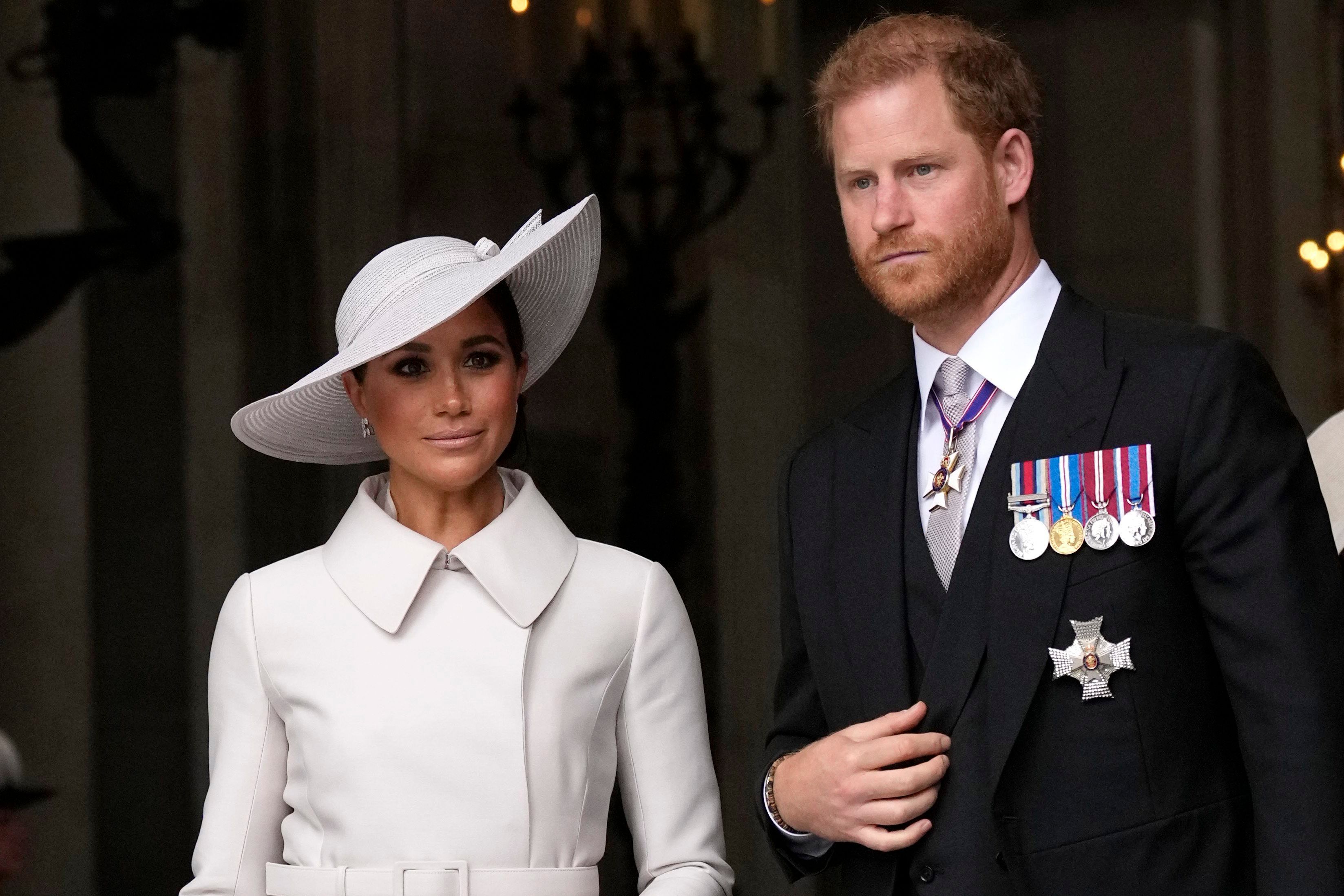 Herzogin Meghan und Prinz Harry stehen nebeneinander.
