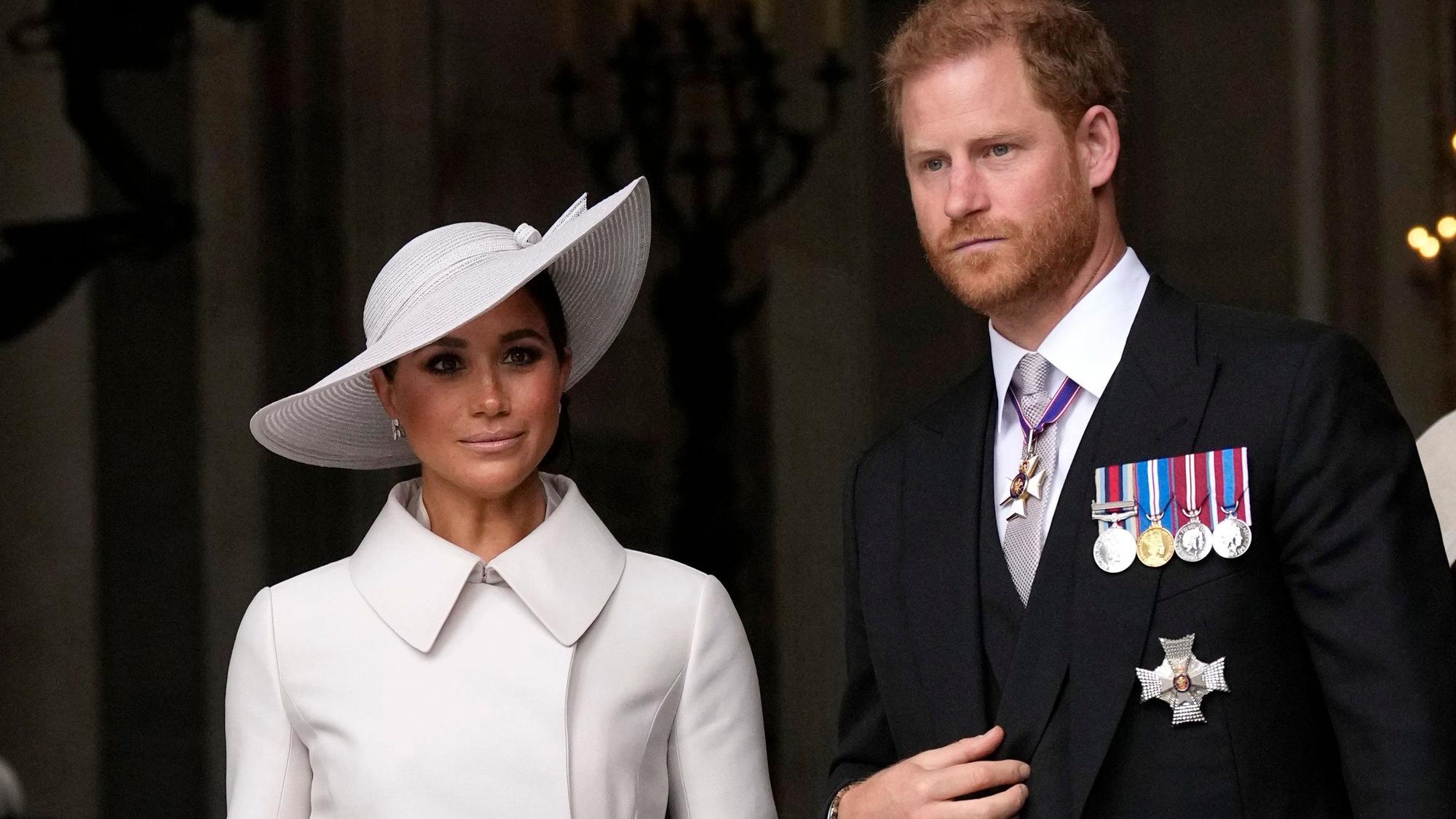 Herzogin Meghan und Prinz Harry stehen nebeneinander.