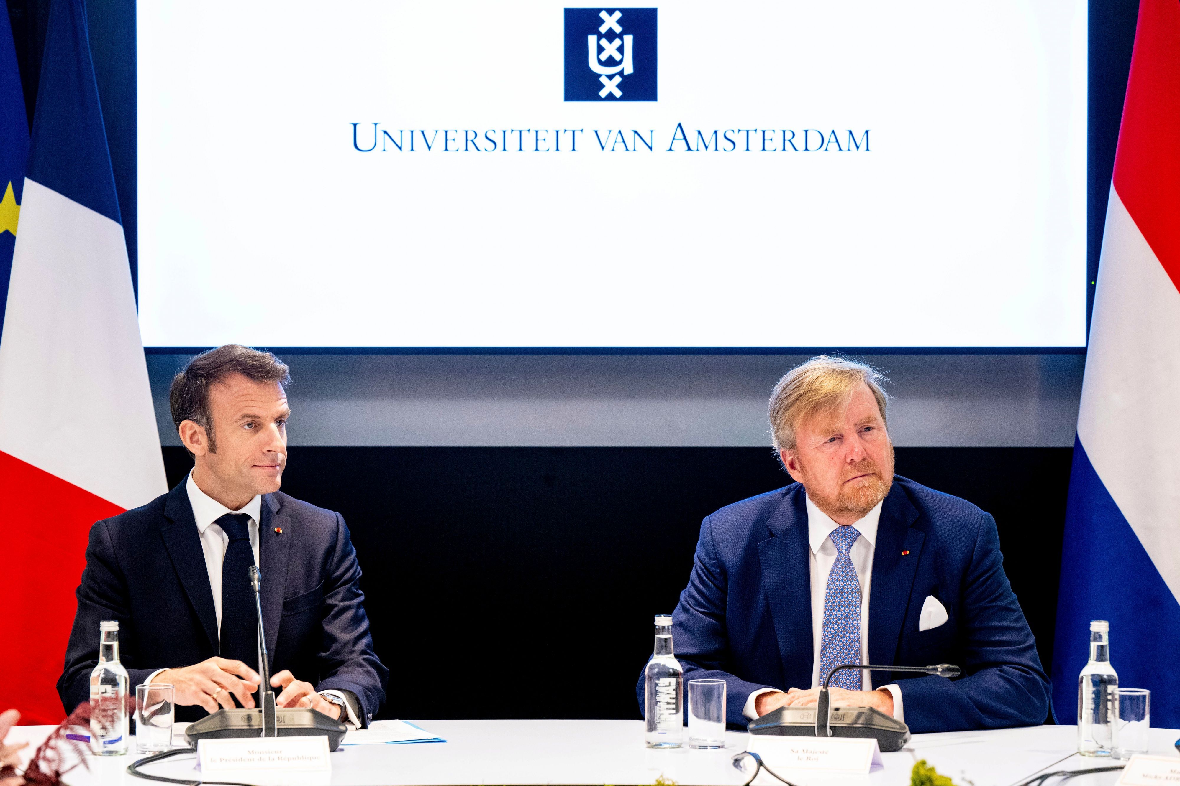 Der Französische Präsident Emmanuel Macron und der Niederländische König Willem-Alexander sitzen an einem Tisch