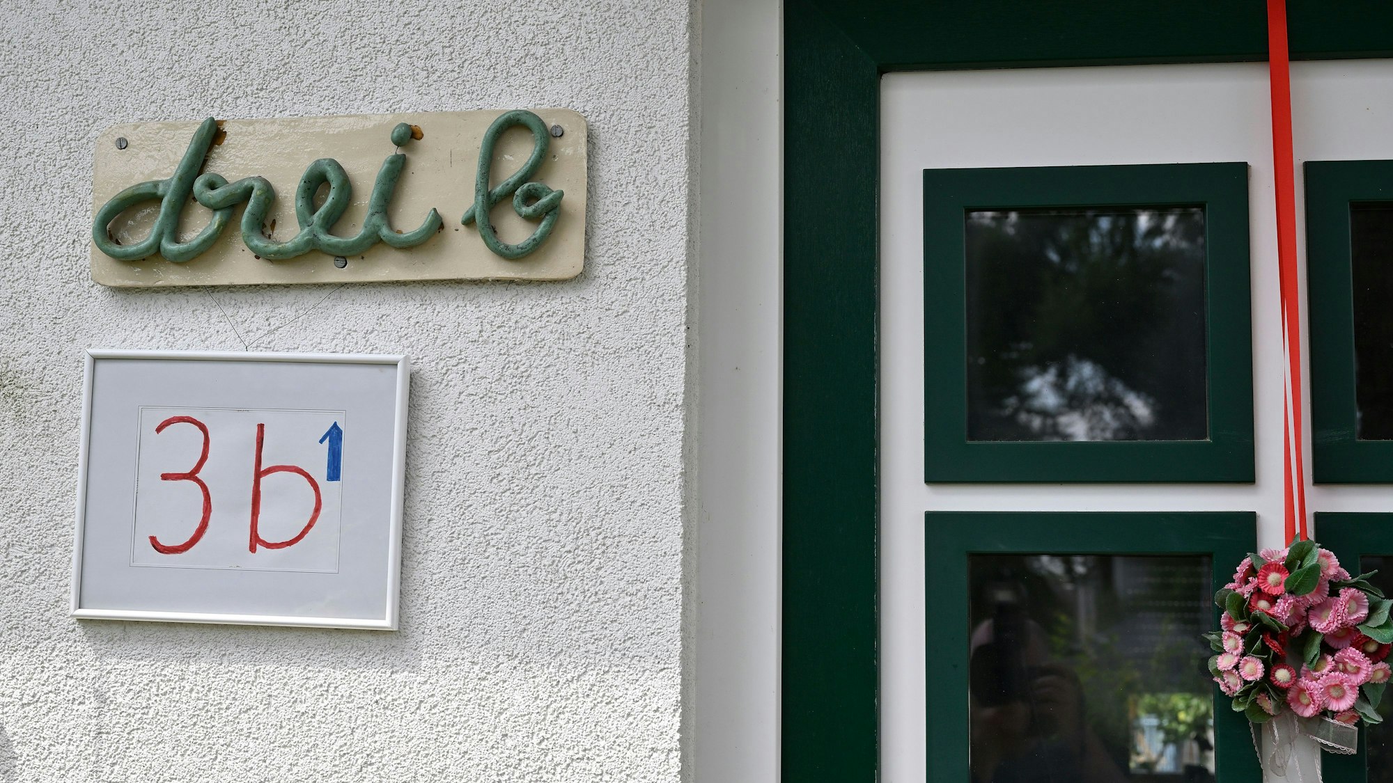 Das Foto zeigt eine Hauswand mit der Hausnummer 3b.