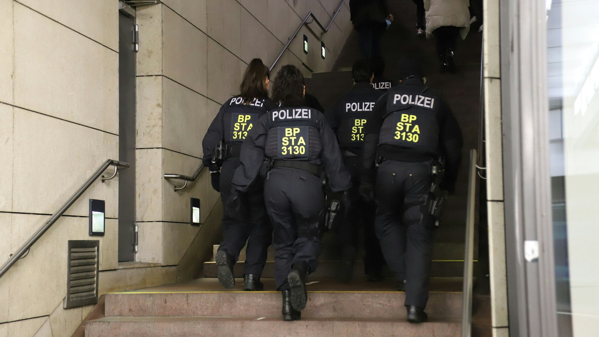 Die Bundespolizei geht Bahnhofstreppen hinauf