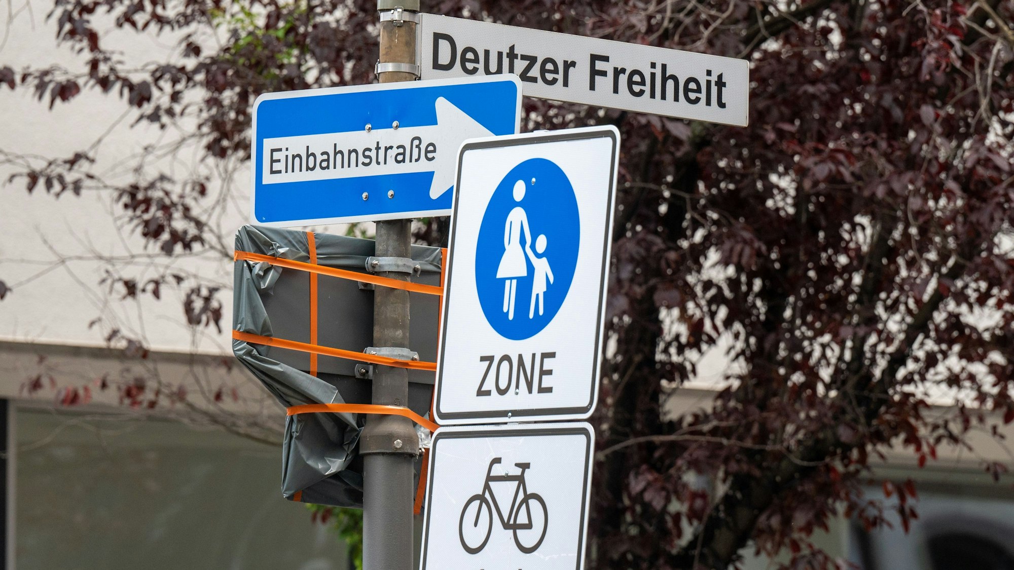 Verkehrsschild, das die Deutzer Freiheit als Fußgängerzone ausweist