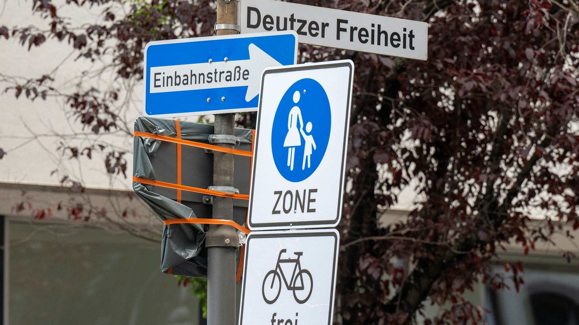 Das Bild zeigt Straßenschilder auf der Deutzer Freiheit.