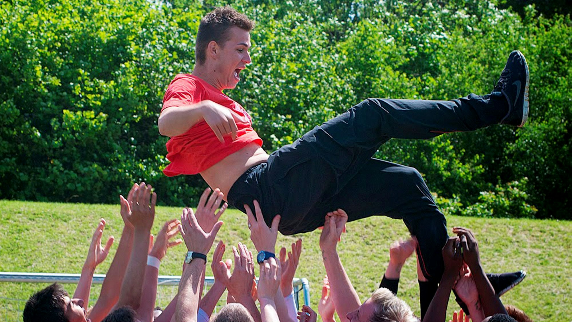 Helge Hohl wird auf dem Foto von seiner ETSC-Jugendmannschaft beim Aufstieg in die Bundesliga gefeiert. Sie werfen den Trainer in die Luft.