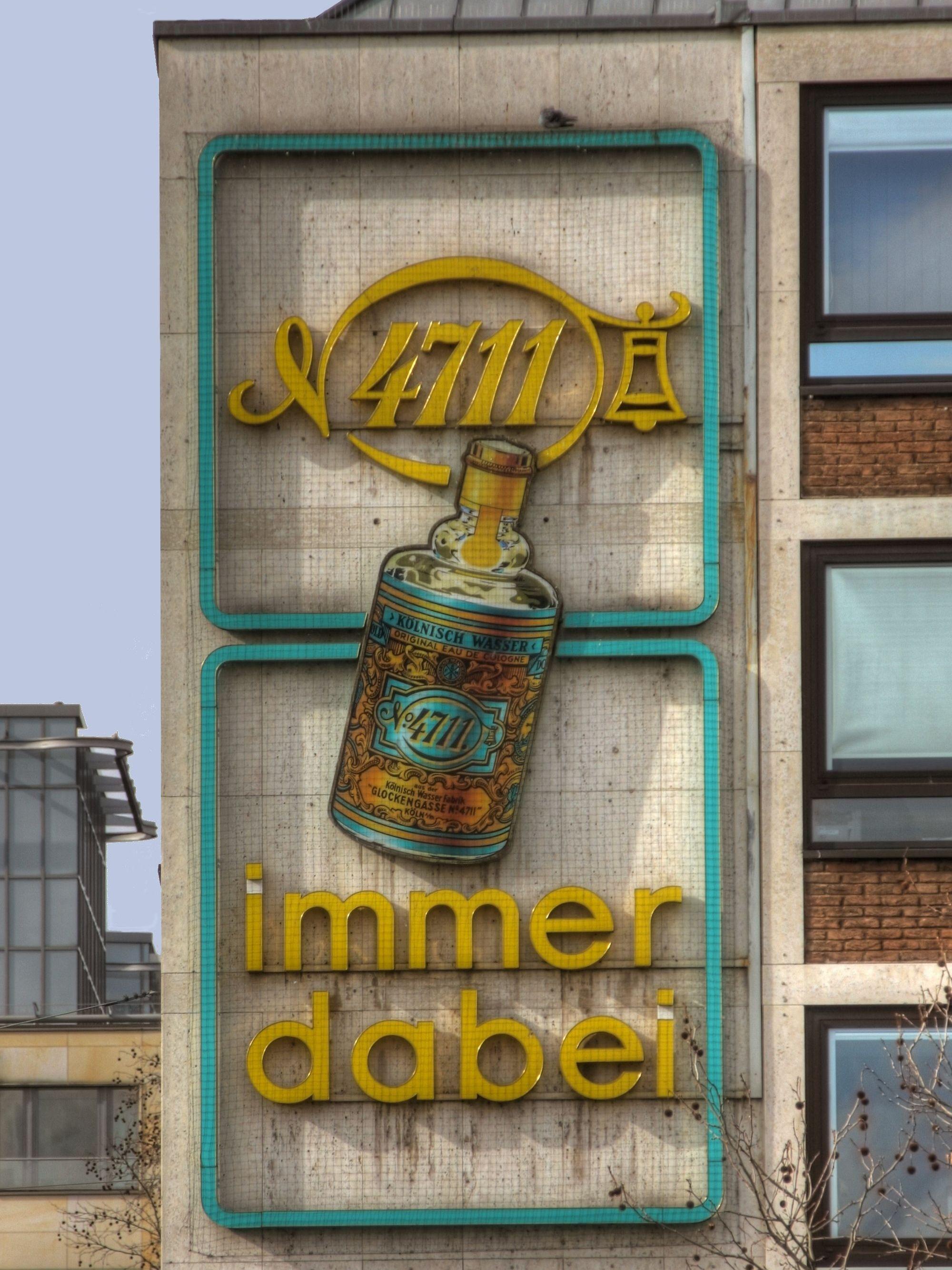 Das Bild zeigt die 4711-Werbung am Heumarkt.