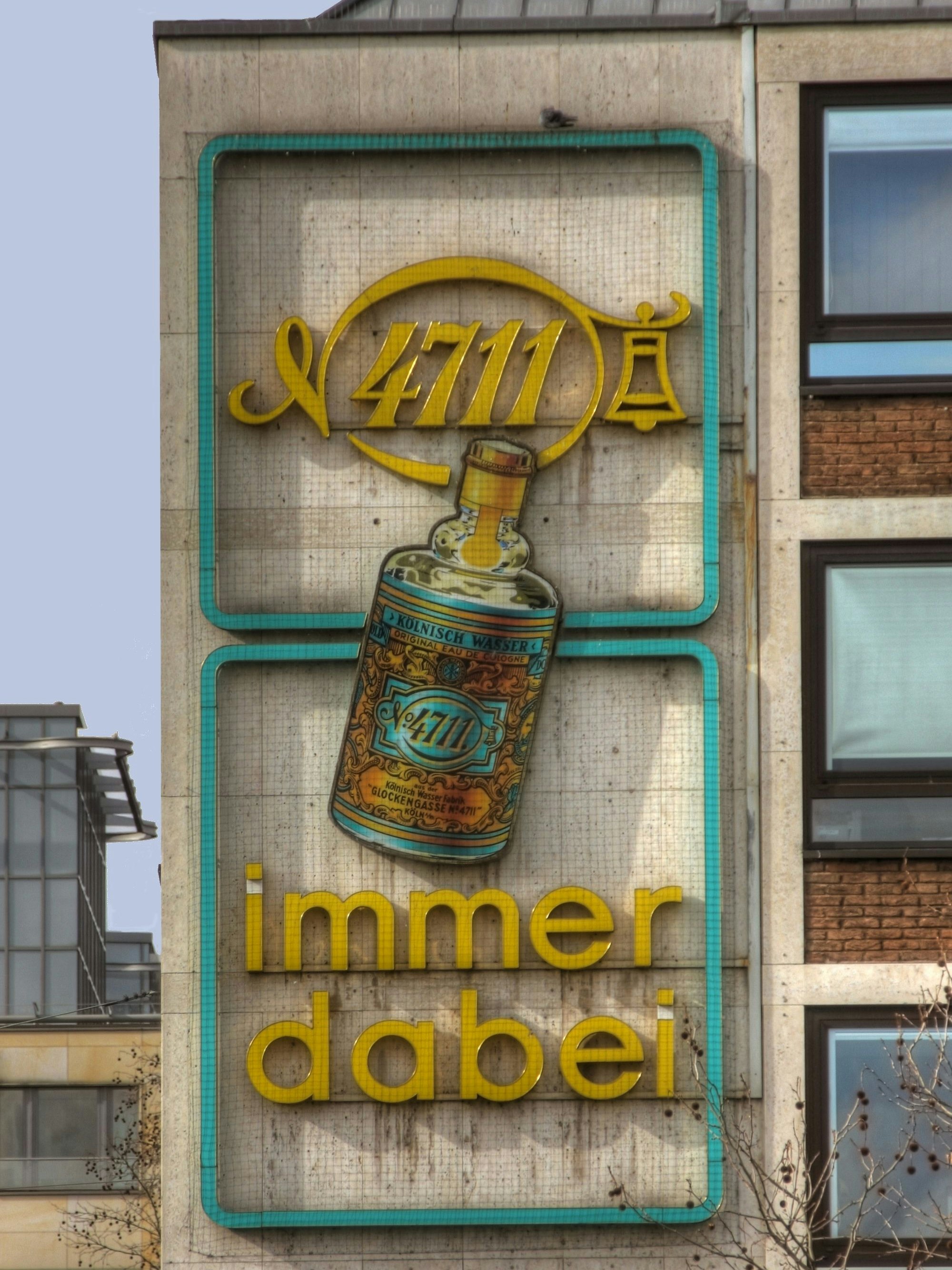 Das Bild zeigt die 4711-Werbung am Heumarkt.