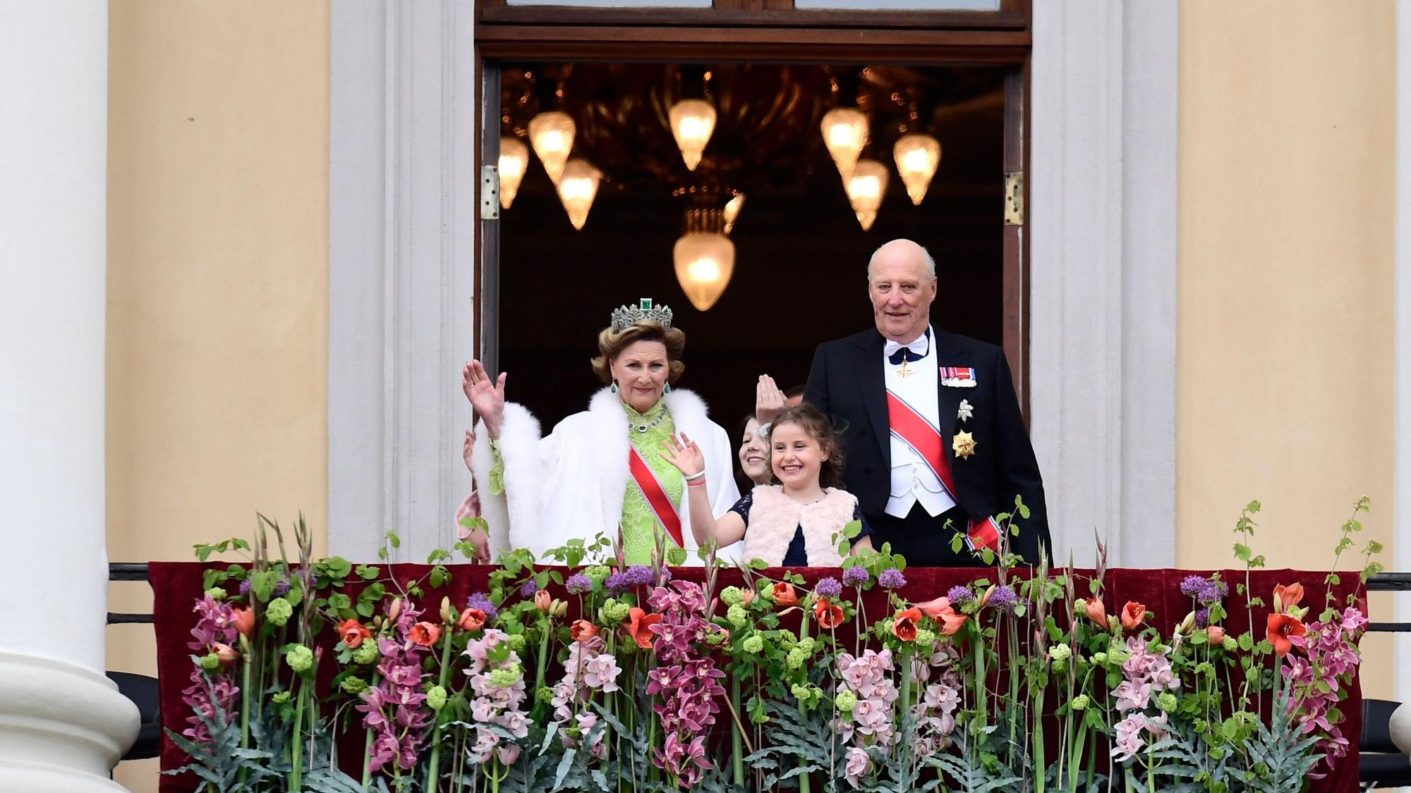 König Harald und Königin Sonja von Norwegen stehen gemeinsam mit ihrer Enkelin Leah Isadora Behn anlässlich des 80. Geburtstags des Königs auf dem Balkon des Königspalastes in Oslo.