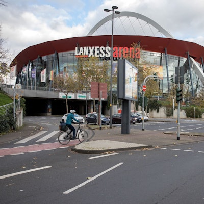 Die Gummersbacher Straße soll vor der Lanxess Arena nun doch nicht konsequent zweispurig werden, wie die Stadt mitteilte.