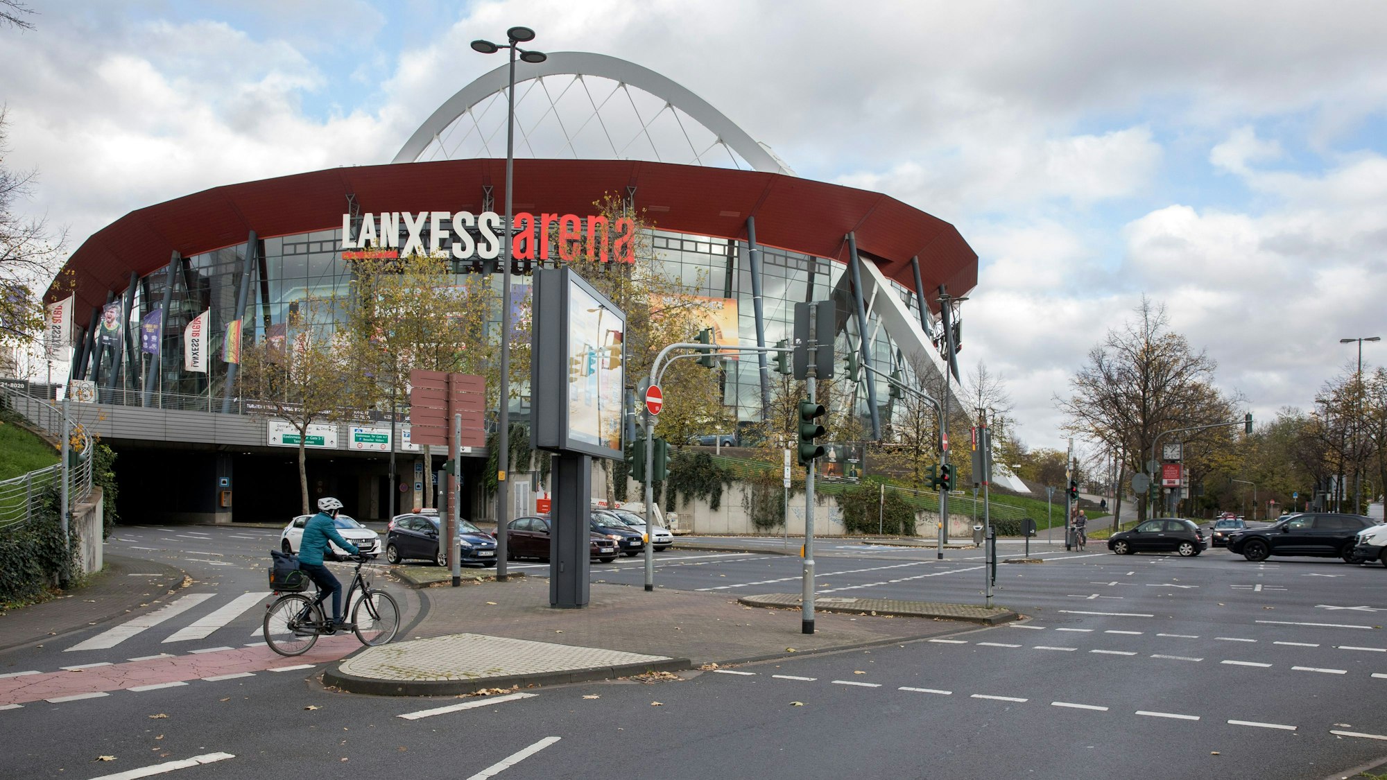 Die Gummersbacher Straße soll vor der Lanxess Arena nun doch nicht konsequent zweispurig werden, wie die Stadt mitteilte.