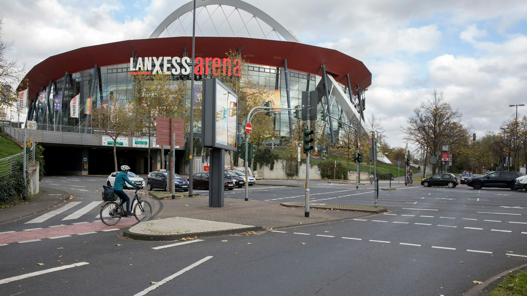 Die Einfahrt zum Parkhaus P1 an der Lanxess-Arena in Köln-Deutz geht über die Opladener Straße in den Tunnel.