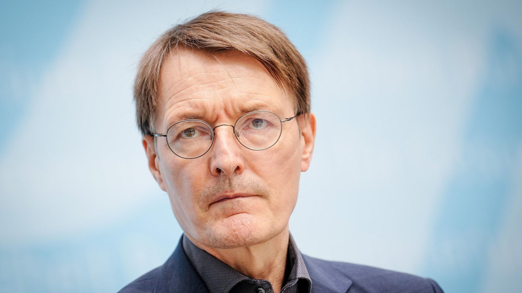 Karl Lauterbach (SPD), Bundesminister für Gesundheit, gibt in seinem Ministerium eine Pressekonferenz.