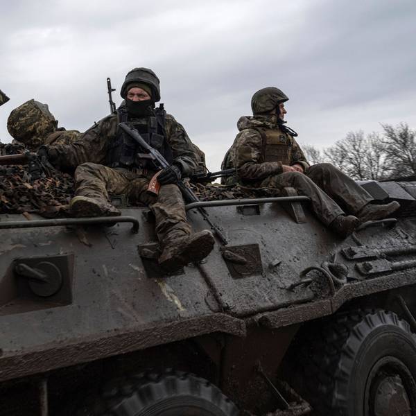 Wuhledar in der Ukraine: Ukrainische Soldaten fahren mit einem Schützenpanzer in Richtung Frontlinie. (Symbolbild)