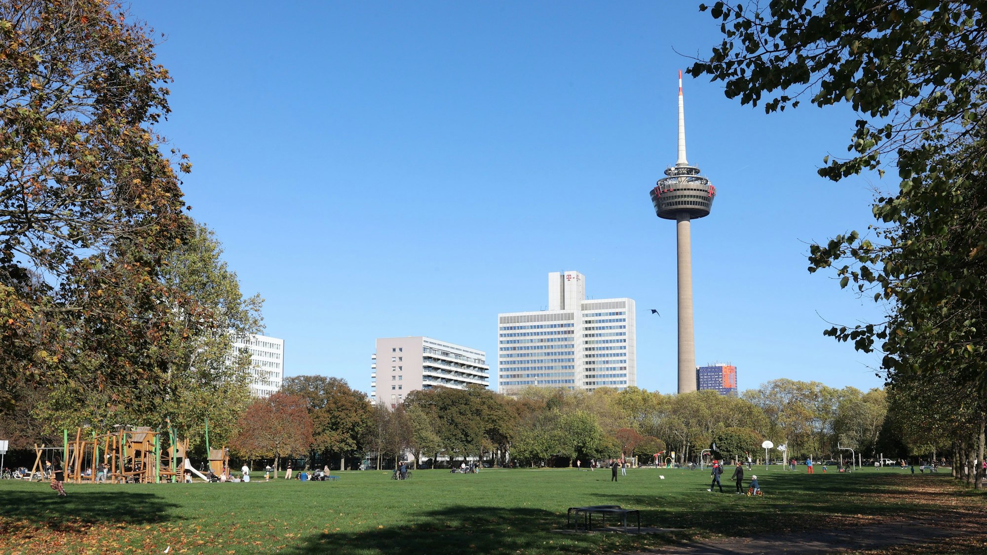 Eine Übersicht des Grüngürtels mit dem Colonius im Herbst.