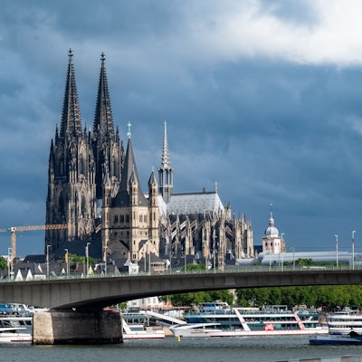Dunkle Wolken über dem Kölner Dom.