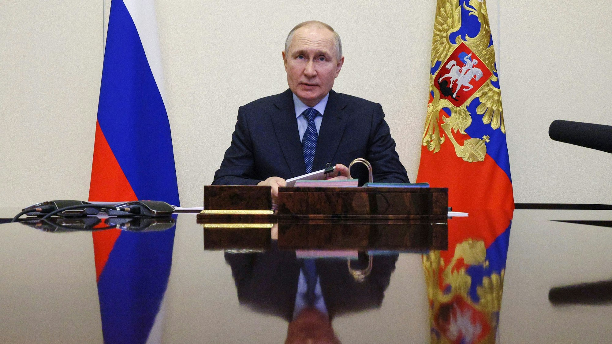 Wladimir Putin sitzt am Tisch