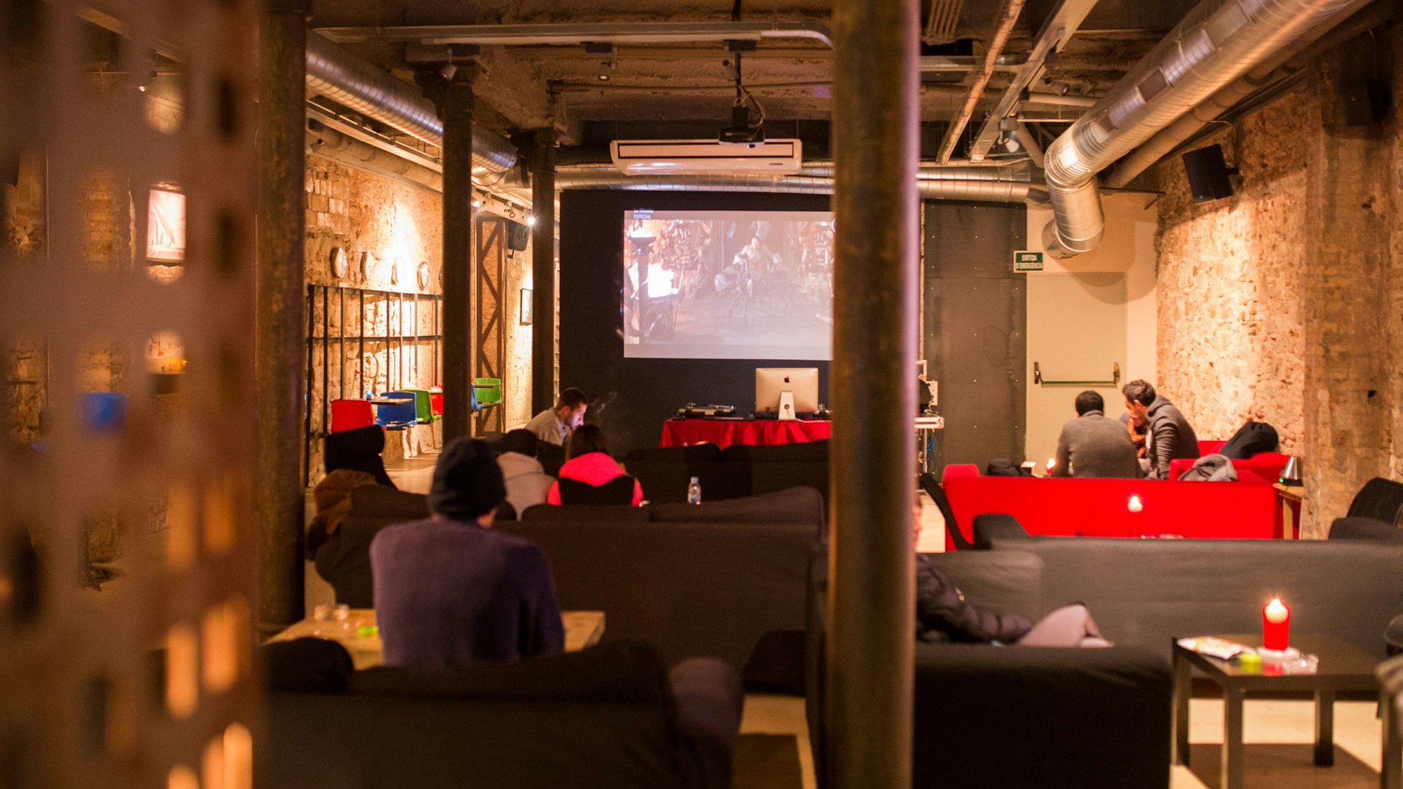 Personen sitzen in Barcelona in einem Cannabis Social Club zusammen, ein ähnliches Modell verfolgt auch die Ampel-Regierung für die Abgabe von Marihuana.