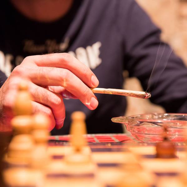 Ein Clubbesucher raucht am 27.12.2014 im „4:20 Smokers Club“ in Barcelona (Spanien) während einer Schachpartie eine Marihuana-Zigarette.