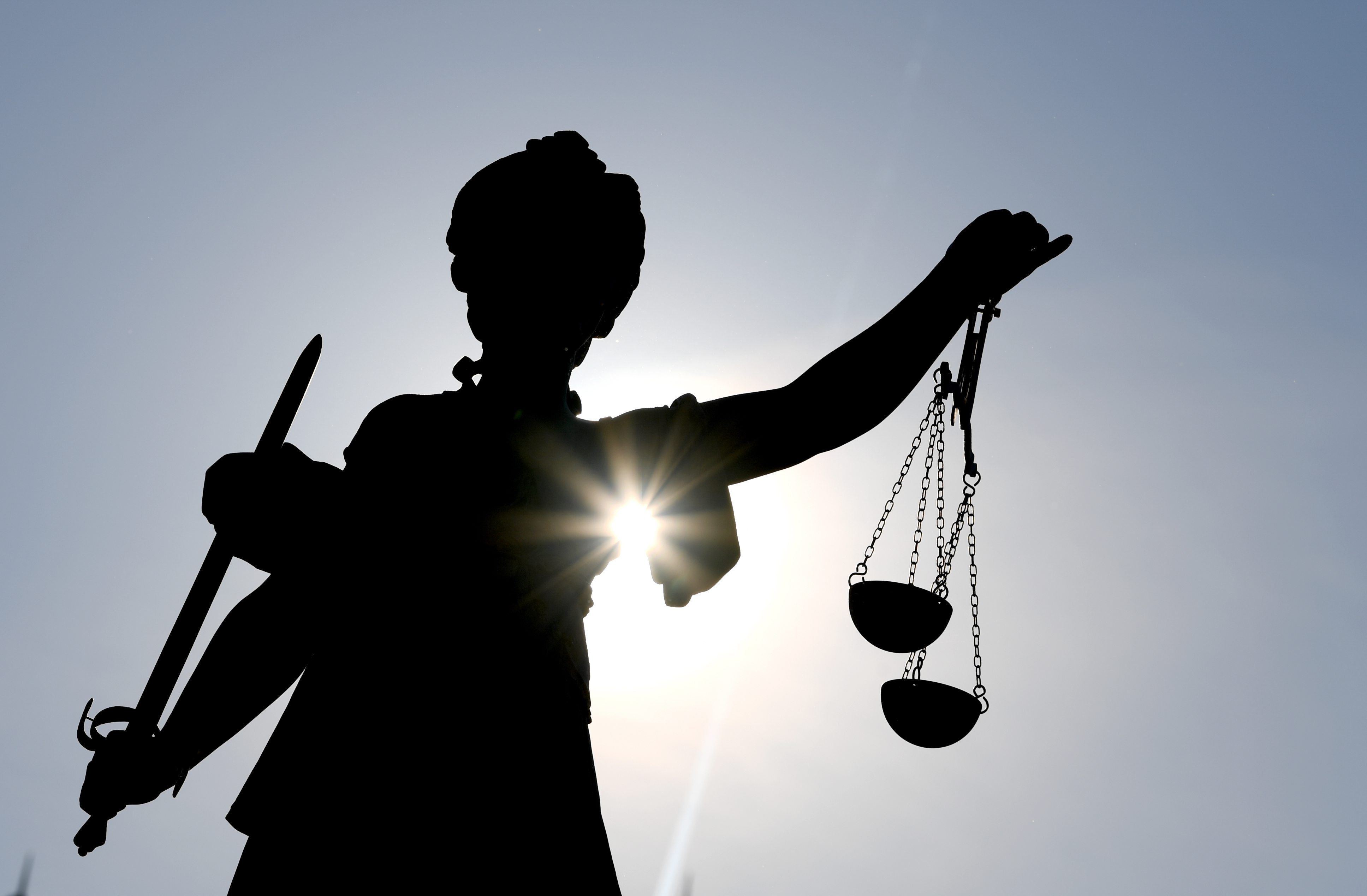 Justiziar hält ihre Waage