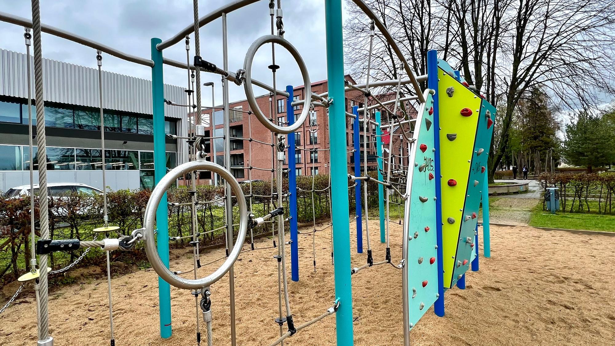 Spielplatz an der Fakultätsstraße in der Neuen Bahnstadt Opladen, hinten links die Technische Hochschule