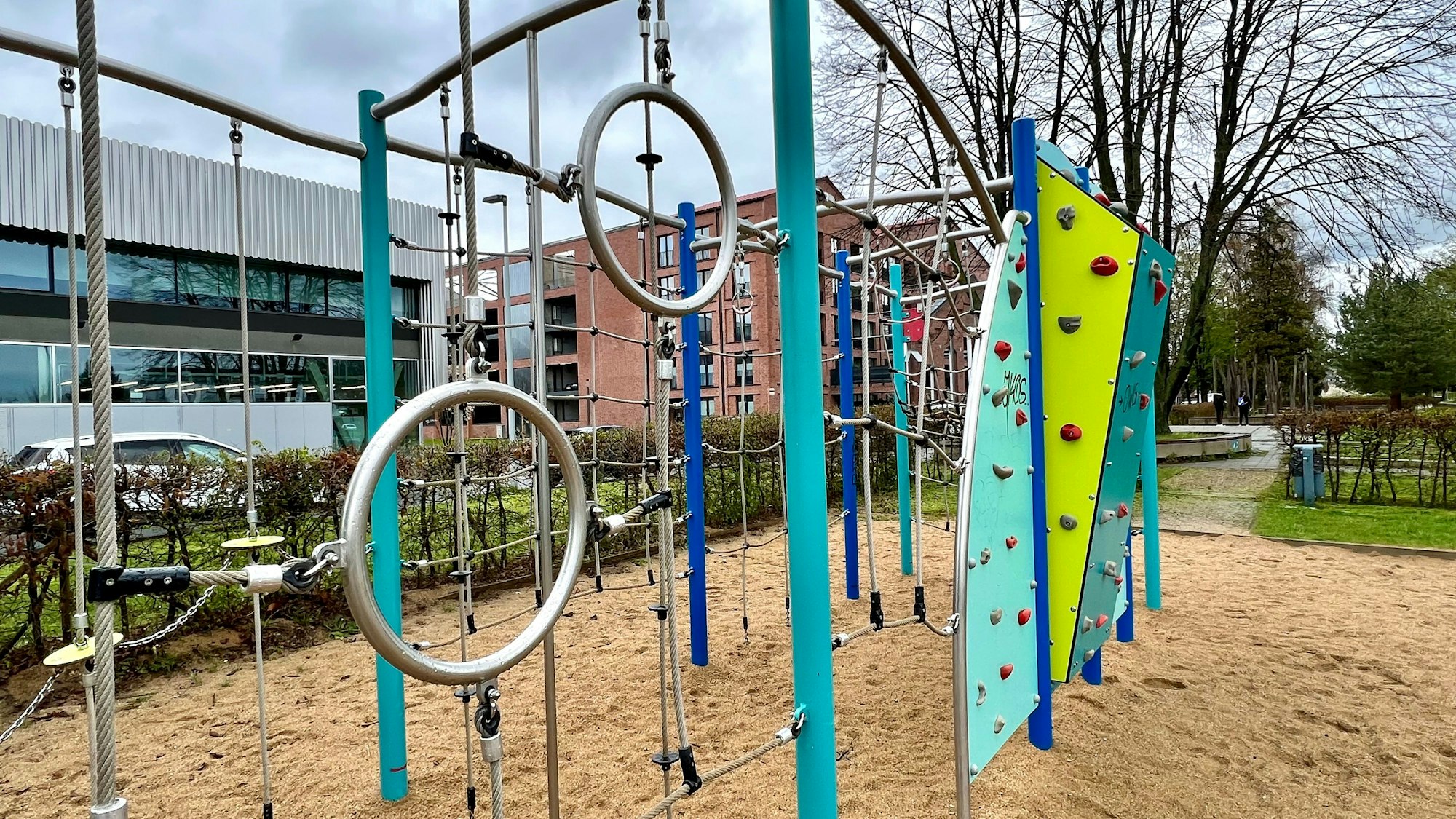 Spielplatz an der Fakultätsstraße in der Neuen Bahnstadt Opladen, hinten links die Technische Hochschule