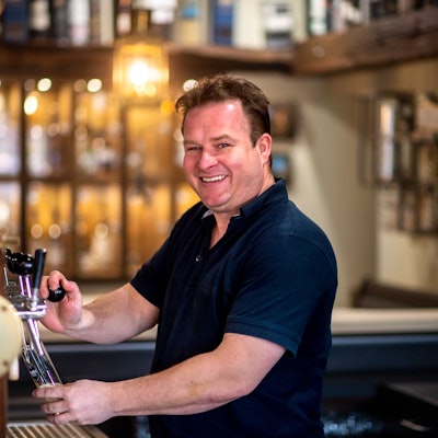 Stollen-Betreiber Michael Schepers zapft ein Bier