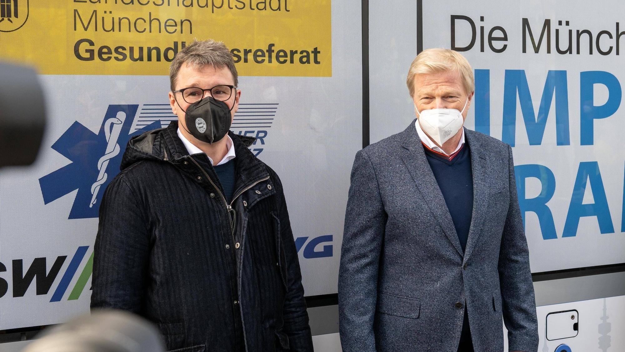 Mannschaftsarzt des FC Bayern Professor, Dr. Roland Schmidt mit Vorstandsvorsitzender des FC Bayern München, Oliver Kahn , Pressetermin Muenchner Impf-Tram kommt, 14.02.2022 Muenchen Bayern Deutschland Copyright: xkolbert-press/UlrichxGamelx