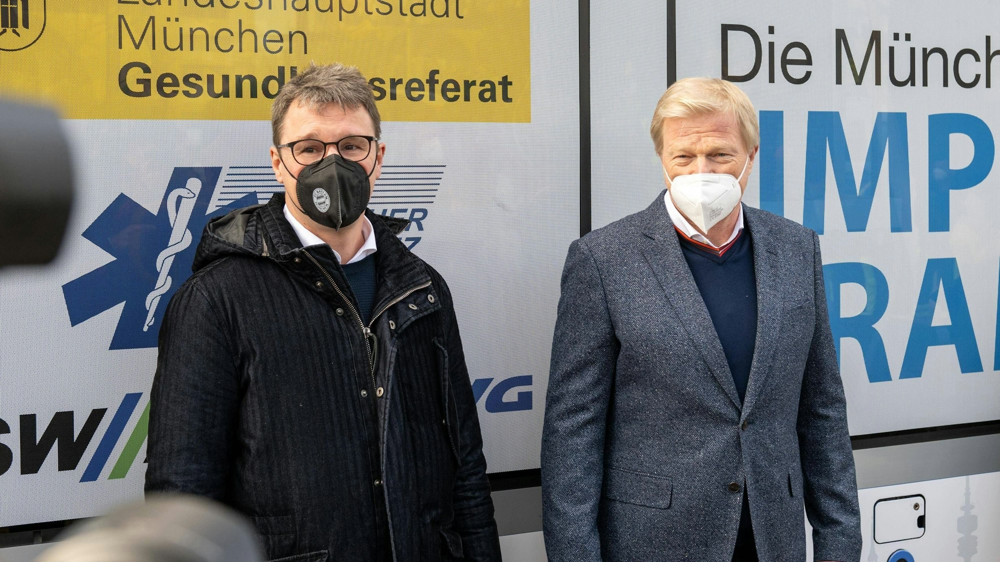 Mannschaftsarzt des FC Bayern Professor, Dr. Roland Schmidt mit Vorstandsvorsitzender des FC Bayern München, Oliver Kahn , Pressetermin Muenchner Impf-Tram kommt, 14.02.2022 Muenchen Bayern Deutschland Copyright: xkolbert-press/UlrichxGamelx