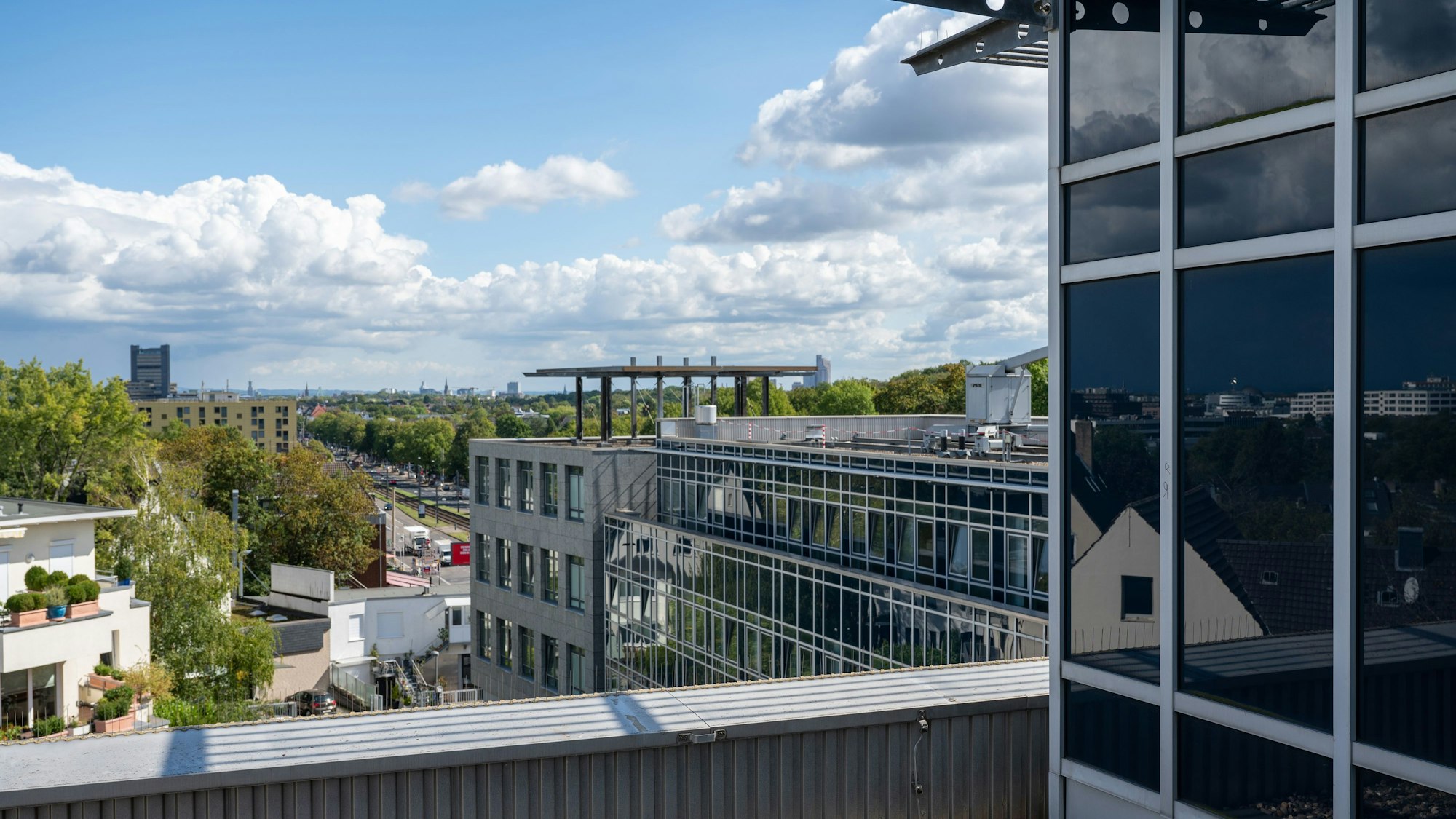 Der Blick aus dem fertiggestellten Gymnasium auf Müngersdorf.