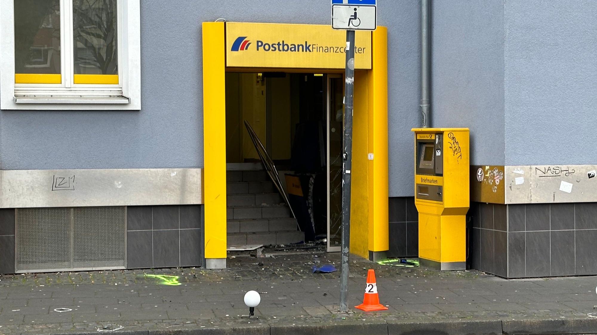 Der verwüstete Eingangsbereich der Postbank an der Wilhelmstraße vorige Woche wenige Stunden nach der Automatensprengung.