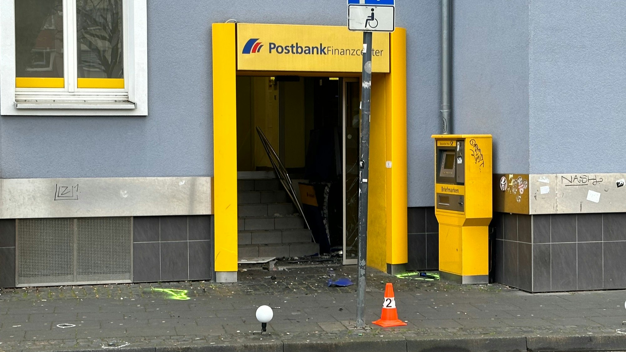 Der verwüstete Eingangsbereich der Postbank an der Wilhelmstraße vorige Woche wenige Stunden nach der Automatensprengung.