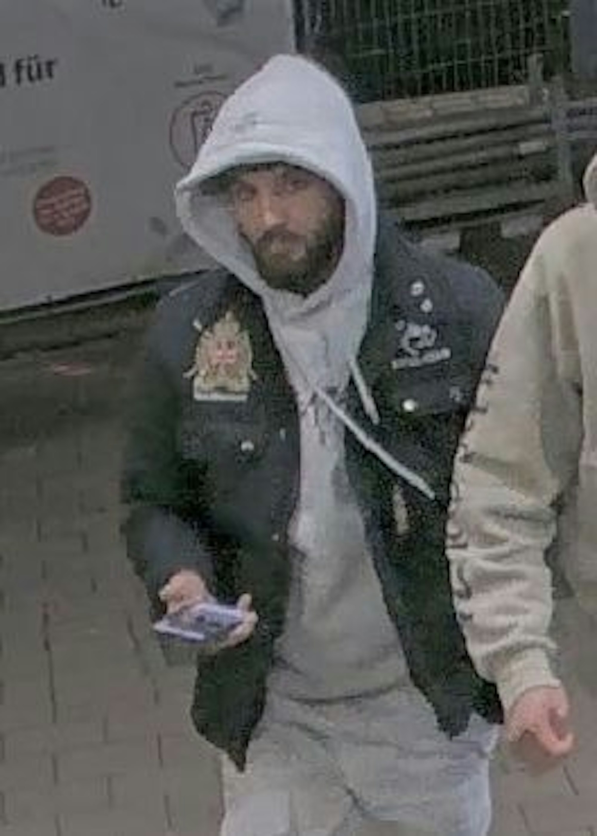 Mit neuen Bildern sucht die Polizei nun nach den vier Männern.