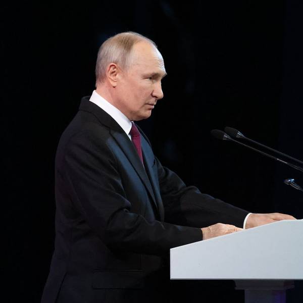 Wladimir Putin am Rednerpult.