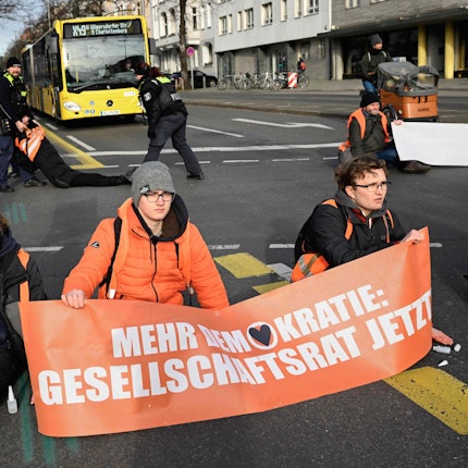 Klimaaktivisten festgeklebt auf der Straße am Demonstrieren