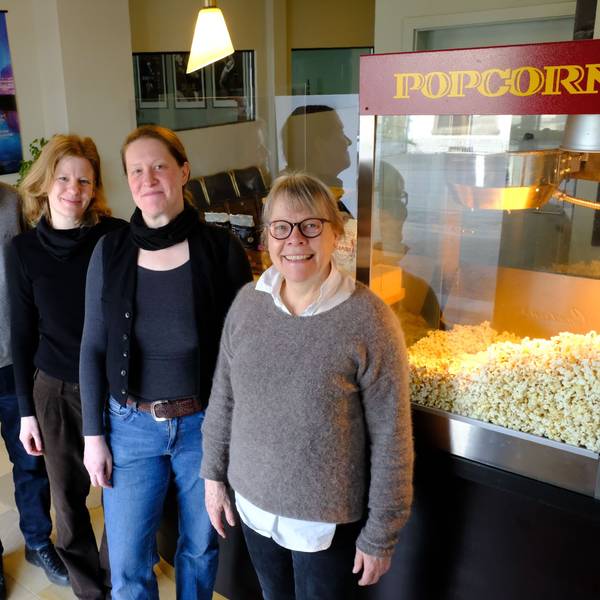 Die Betreiber der Eifel-Film-Bühne Hillesheim, Christine und Günter Runge, werden von ihren Töchtern Katharina und Hanna unterstützt, die die Familientradition fortführen wollen.