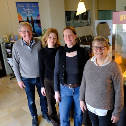 Die Betreiber der Eifel-Film-Bühne Hillesheim, Christine und Günter Runge, werden von ihren Töchtern Katharina und Hanna unterstützt, die die Familientradition fortführen wollen.