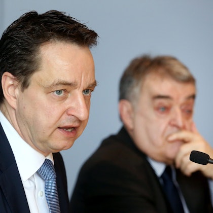Verfassungsschutz-Chef Jürgen Kayser (l) sitzt bei einer Pressekonferenz neben NRW-Innenminister Herbert Reul (CDU).