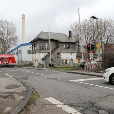 Eine S-Bahn fährt über einen Bahnübergang.