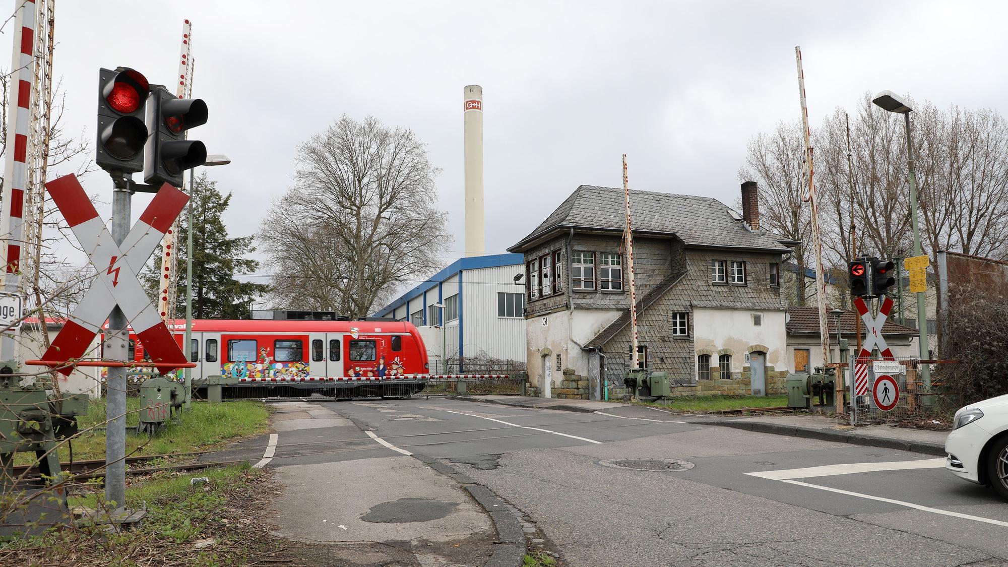 Über den Bahnübergang an der Tannenbergstraße fährt die S11.