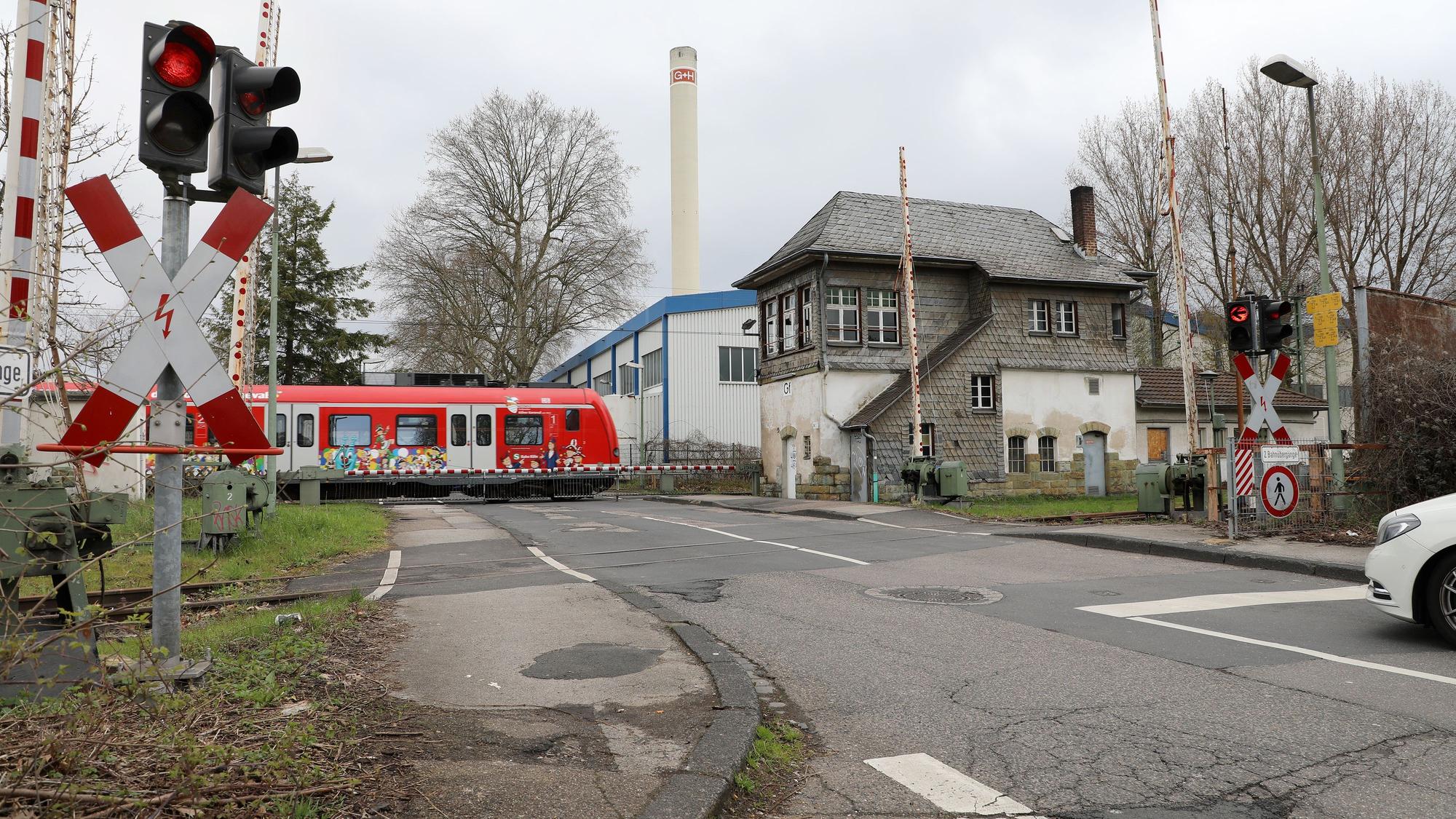 An dieser Stelle soll eine Brücke die Gleise queren und den Bahnübergang Tannebergstraße ersetzen.