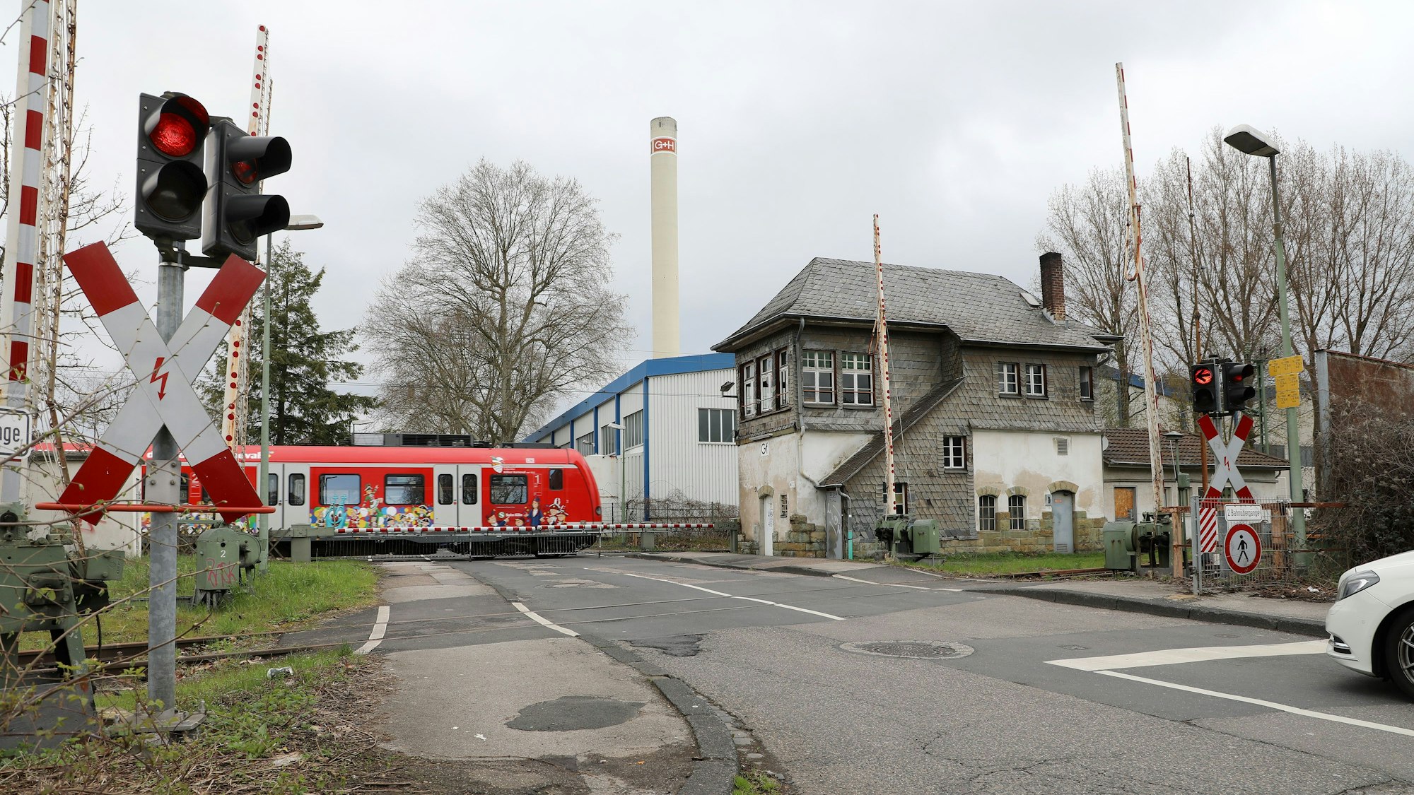 Eine S-Bahn fährt über einen Bahnübergang.