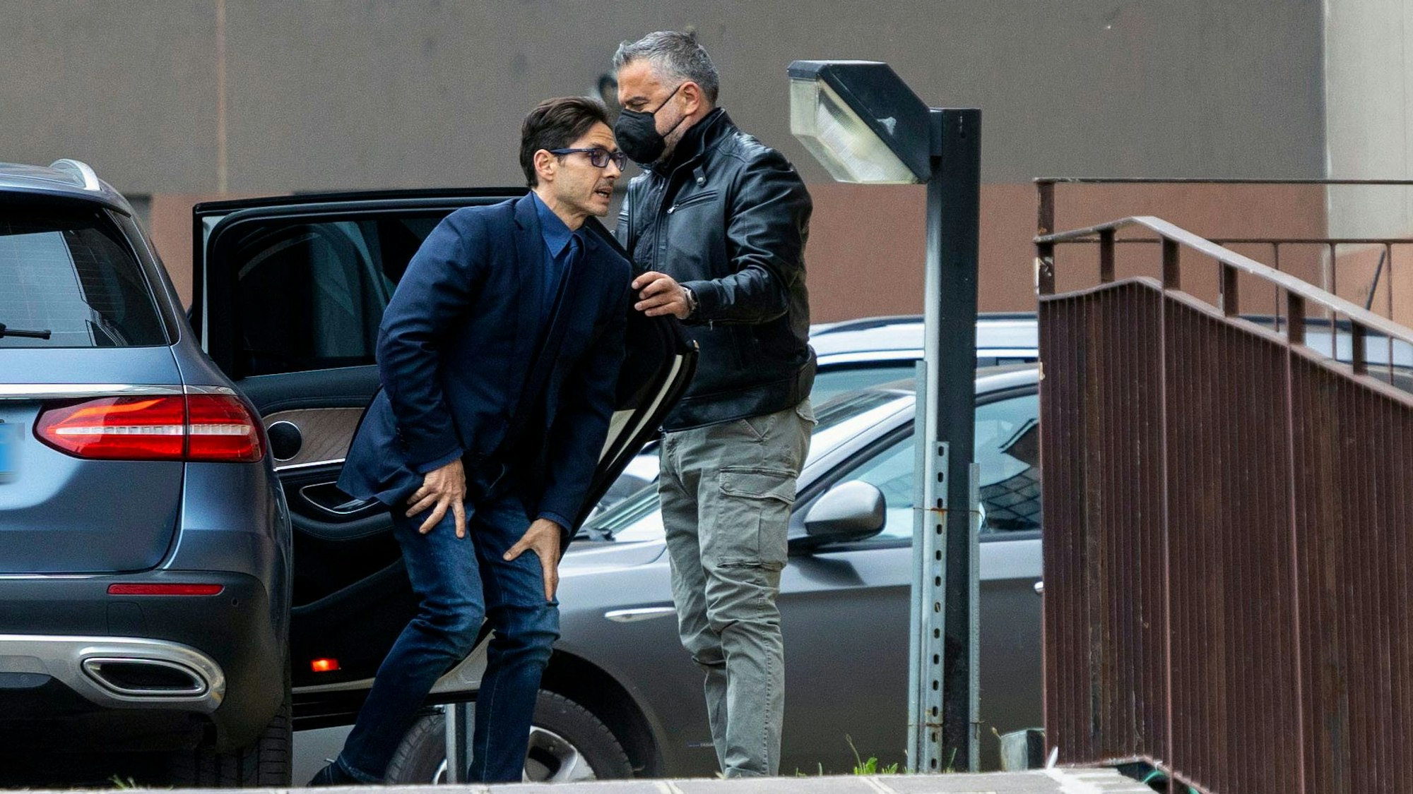 Silvio Berlusconis Sohn Piersilvio Berlusconi auf dem Weg ins Krankenhaus.