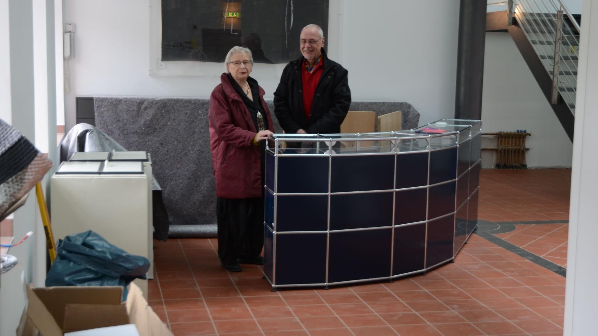Eva-Maria Hermanns und Rainer Martens stehen an einer Theke im Kunstforum.