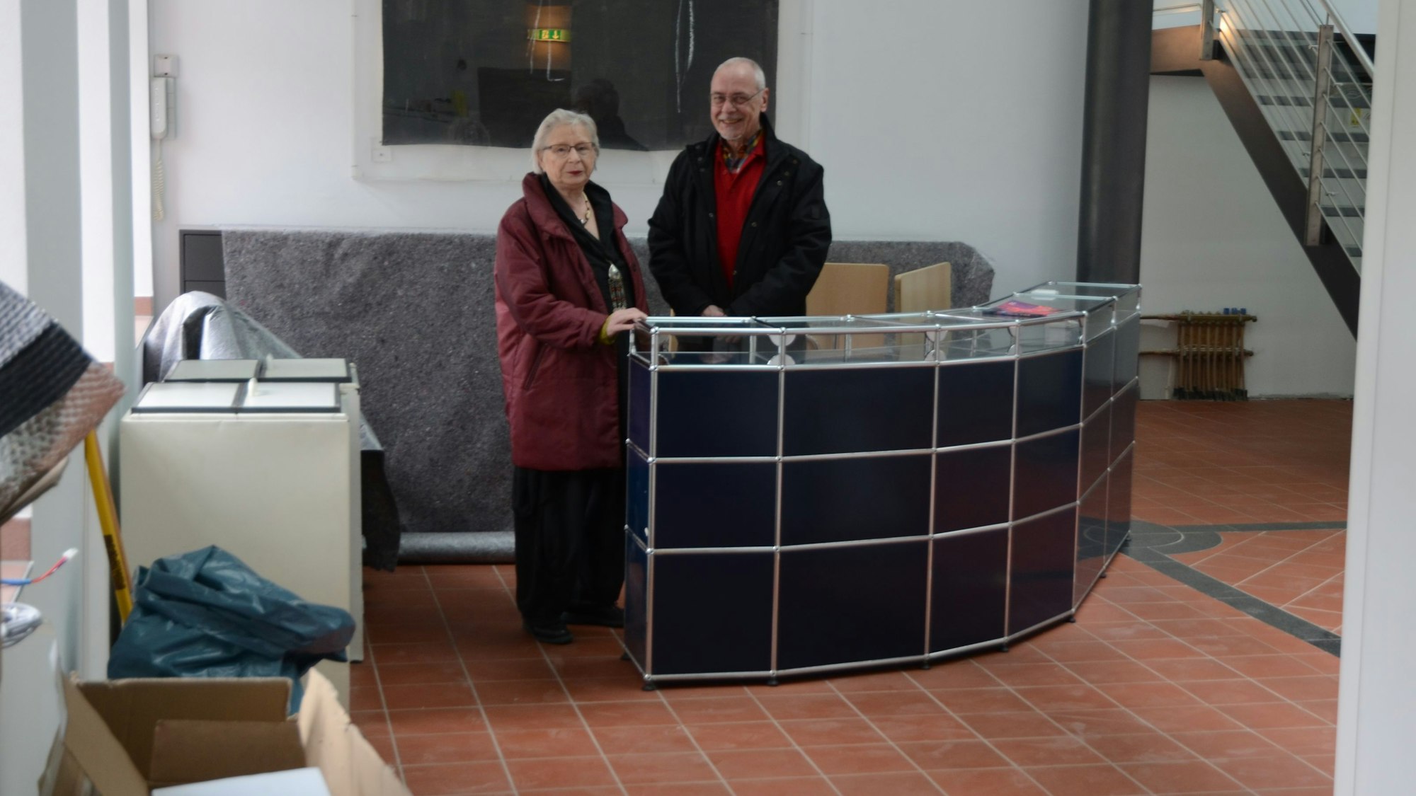 Eva-Maria Hermanns und Rainer Martens stehen an einer Theke im Kunstforum.