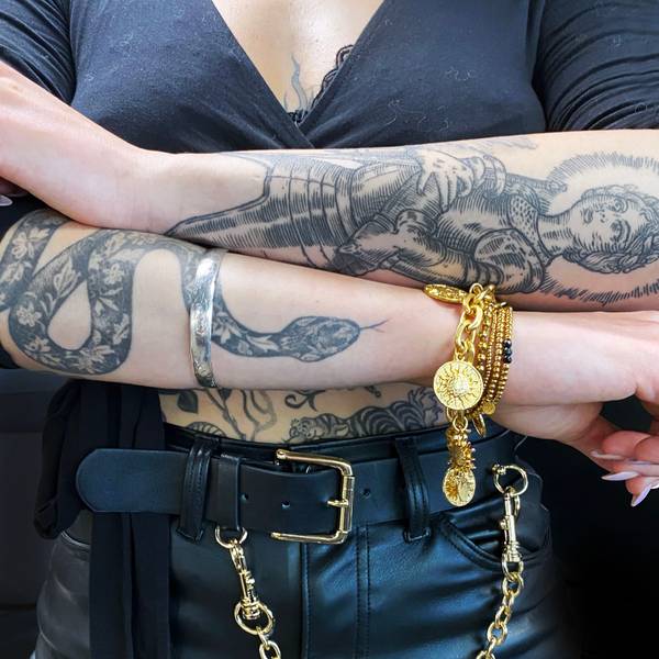 Tattoo-Künstlerin Myriam Black zeigt ihre tätowierten Unterarme.