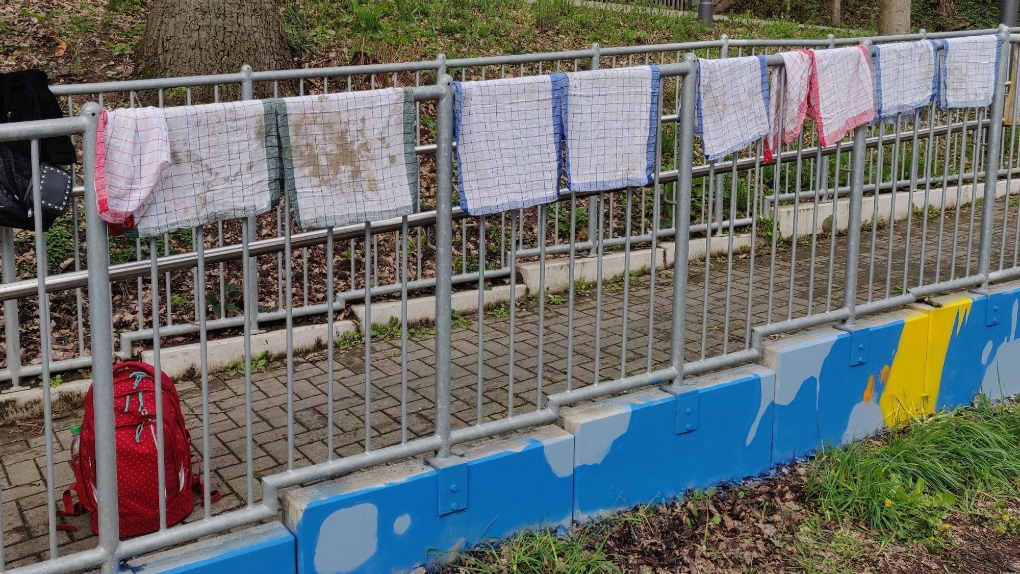 Handtücher hängen über dem Treppengeländer