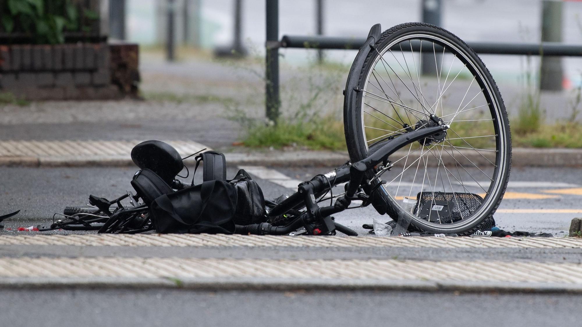 Ein zerstörtes Fahrrad liegt auf der Straße.